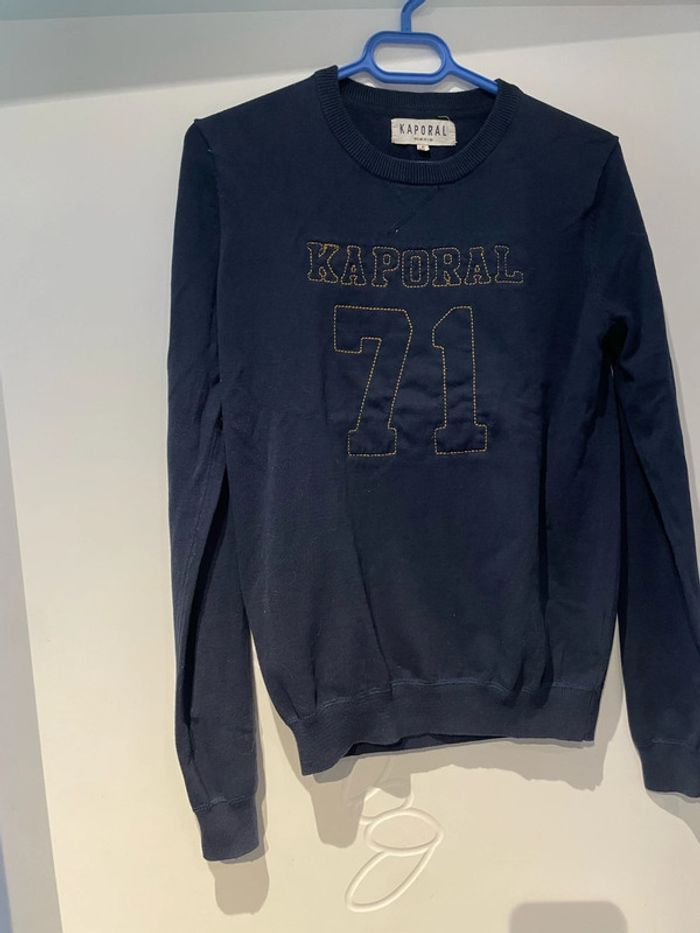 Pull à manches longues bleu marine col rond écriture orange Kaporal taille S - photo numéro 2