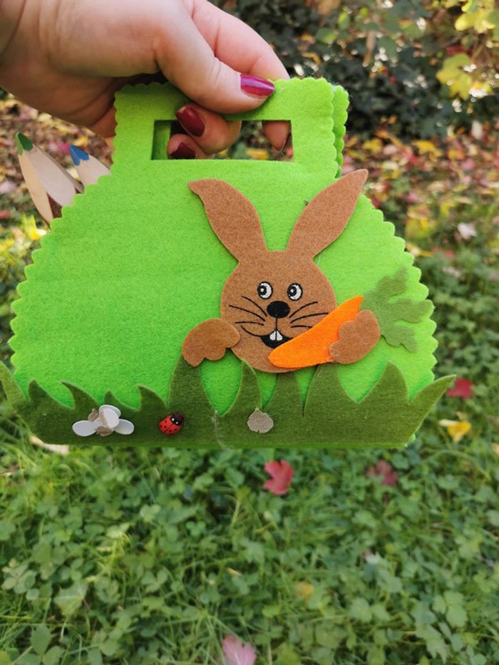 Petit sac en feutrine vert avec les gros crayons de clouleur - photo numéro 7