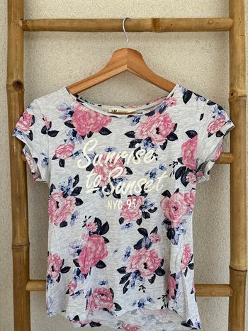 t-shirt gris avec motifs à fleurs