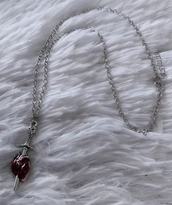 Collier Gothique argenté épée - coeur rouge