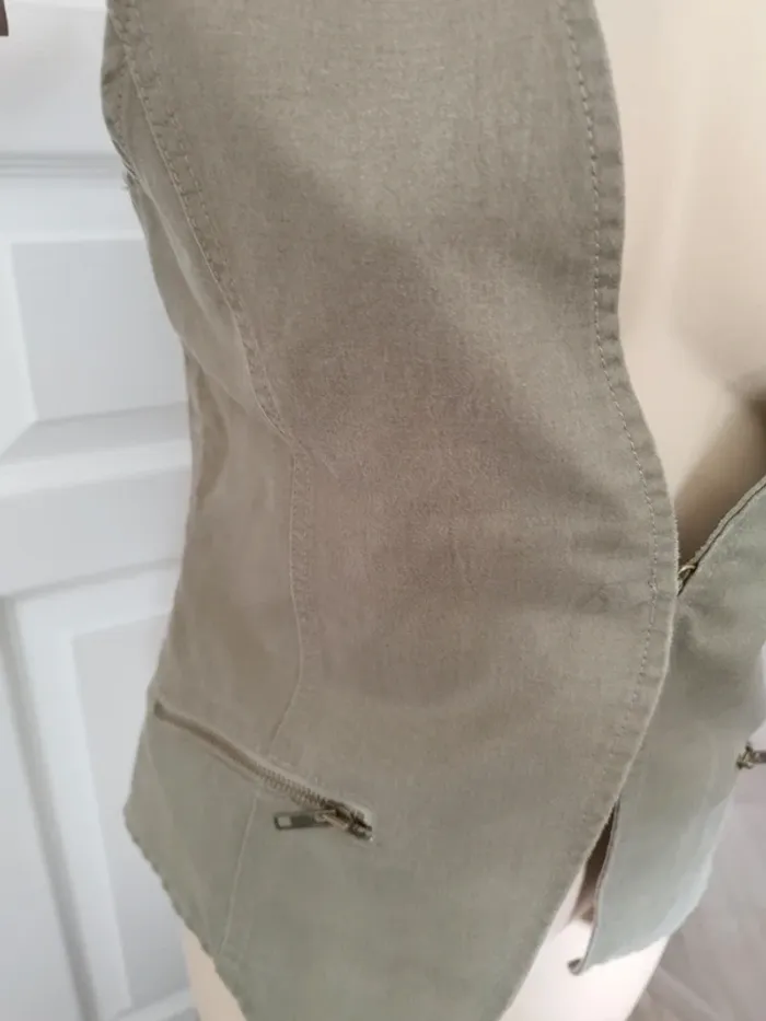 Magnifique gilet IKKS sans manche coupe ajustée et moderne - photo numéro 2