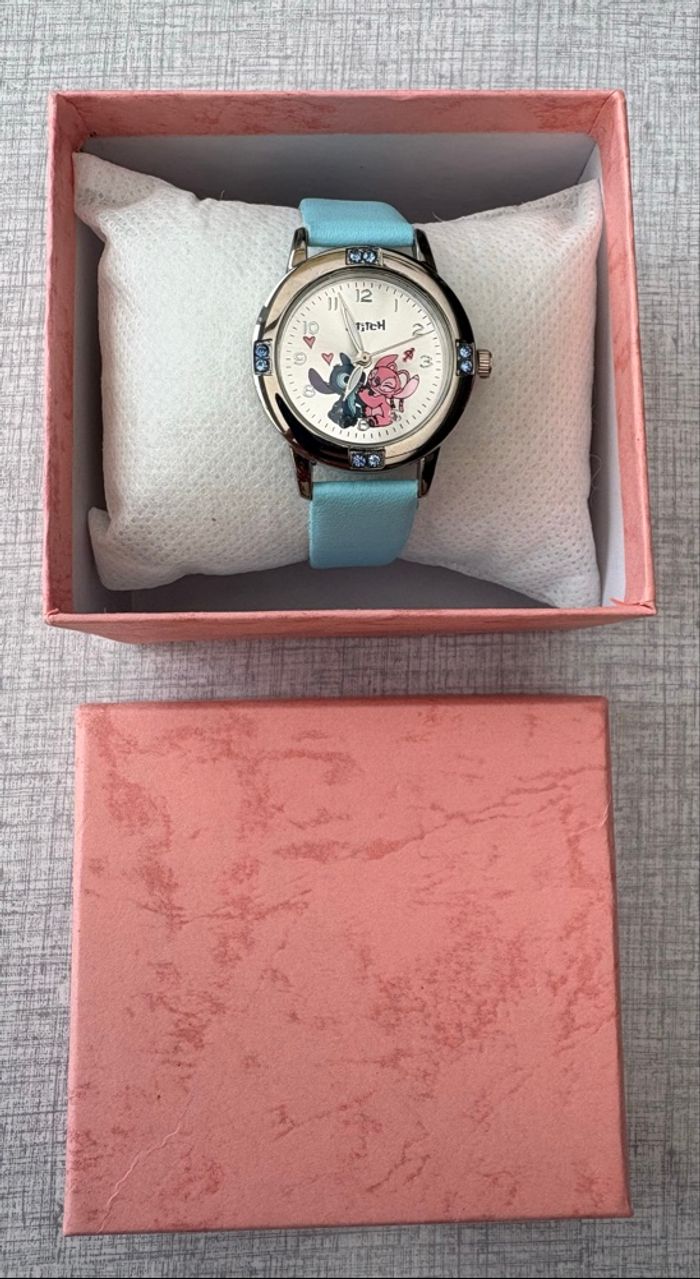 Montre bleu avec cadran argenté Stitch avec une  boîte cadeau Neuve