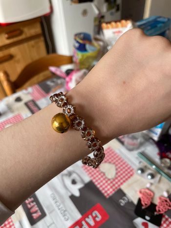 Bracelet perles fleurs et grelot.