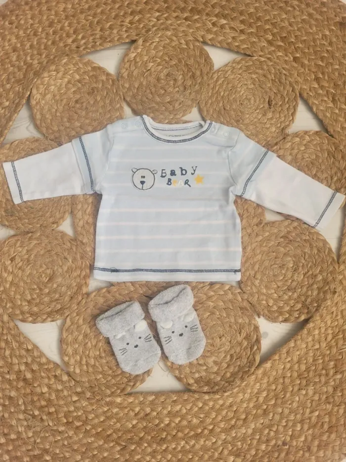 Tee-shirt et chaussettes bébé