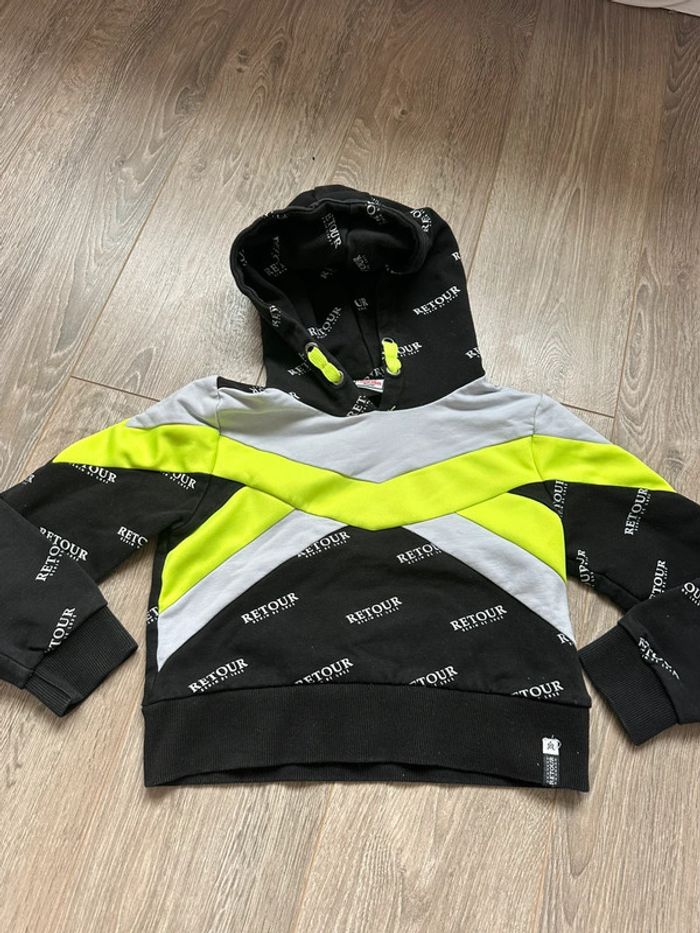 Pull court à capuche 6/8 ans