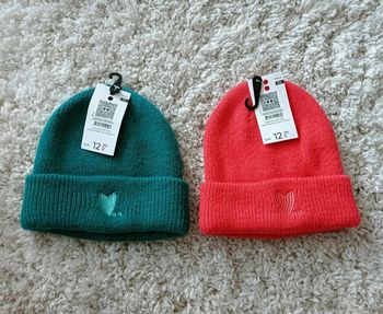 2 bonnets camaïeu en taille unique (1 vert et 1 corail)