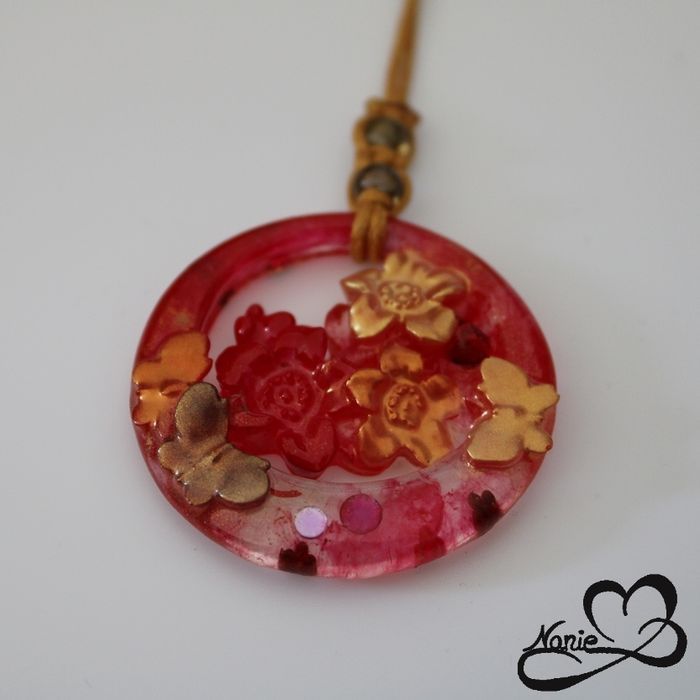 Pendentif en résine avec des fleurs rouges !! - photo numéro 3