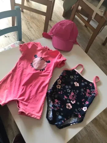 Maillot de bain et casquette 23 mois