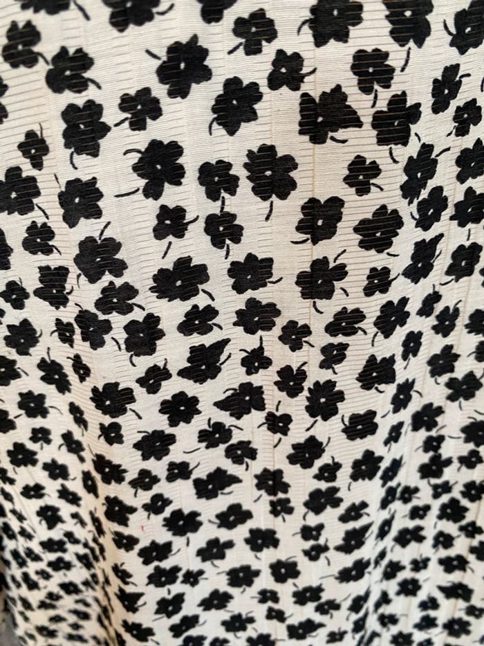 Robe longue liberty blanche avec motifs fleurs noires taille S / M - photo numéro 11