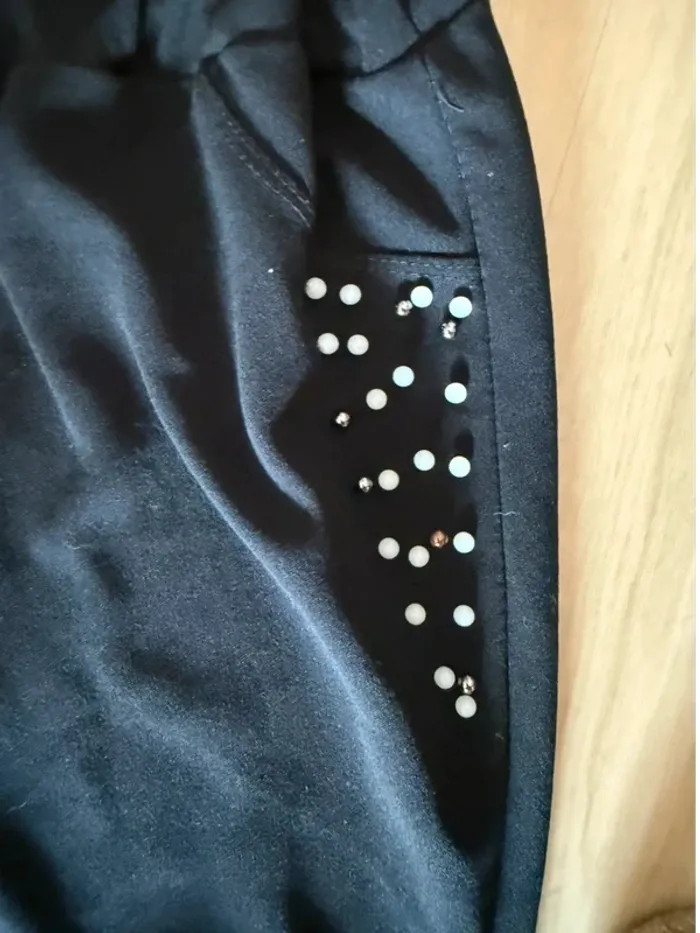 Pantalon noir avec détails perlés aux poches - photo numéro 2