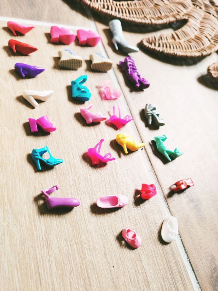 đ Lot de 26 chaussures accessoires pour poupĂ©es Barbie et Winx marque Mattel - photo numĂ©ro 2