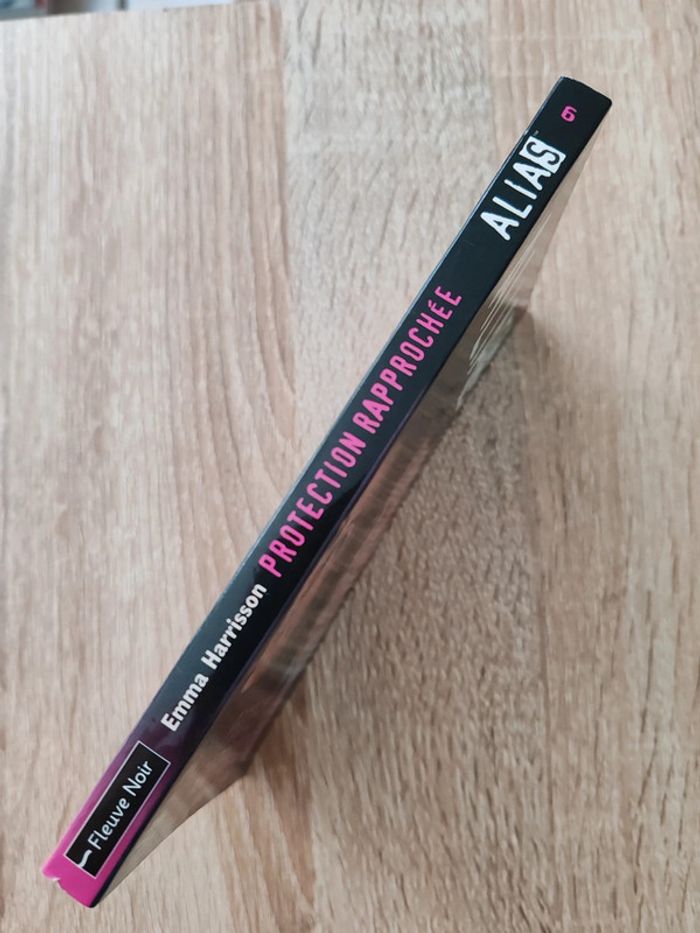 Emma Harrison 🌸 Alias Protection rapprochée - photo numéro 3
