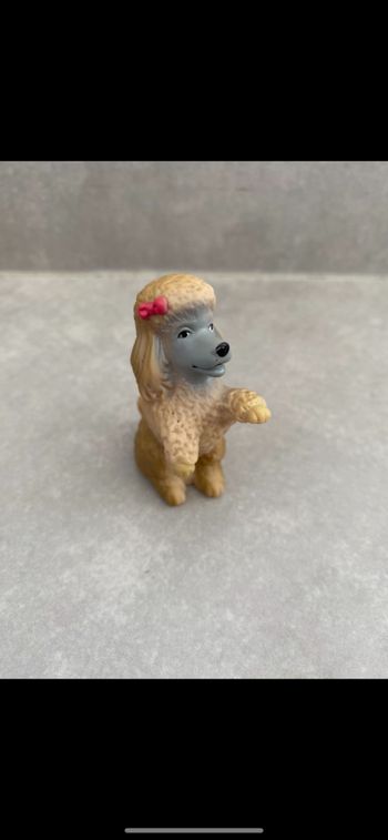 Figurine Chienne caniche