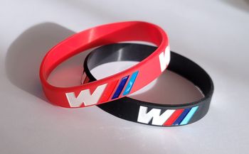 LOT DE 2 BRACELETS SILICONE LOGO BMW COLORIS NOIR ET ROUGE ! NEUF !