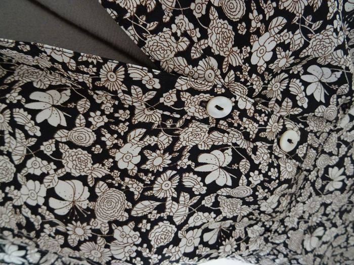 Chemisier noir fleuri taille 36 manches courtes - photo numéro 2