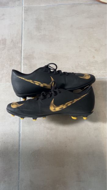 Crampons Nike mercurial noir et doré