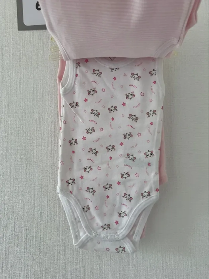 Lot 4 bodies à bretelle - taille 6 mois 🌸 - photo numéro 3