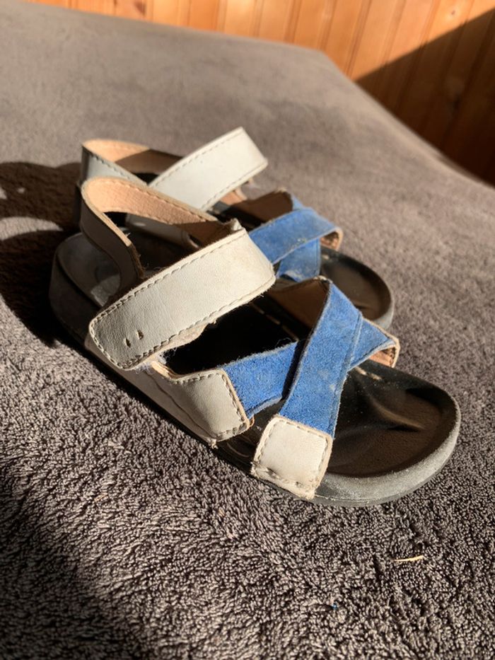 Sandales blanches et bleu