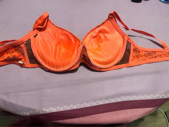 Soutien gorge rose et noir taille 42/95 - photo numéro 5