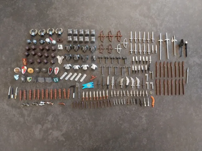 Gros lot type lego d'armes boucliers armures casques pour soldats seigneur des anneaux