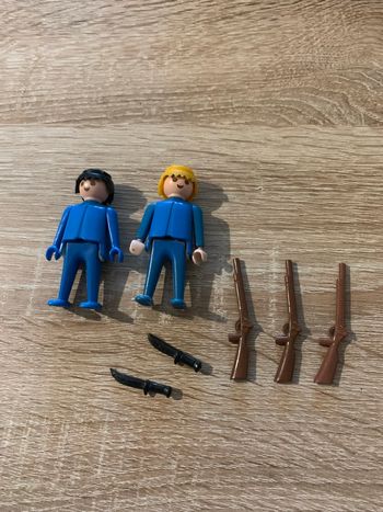 2 Playmobils et armes vintage