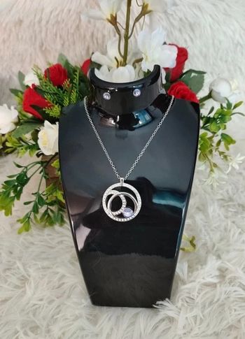 Parure collier et clous d'oreilles