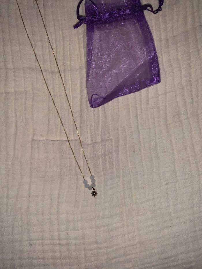 Collier doré soleil et perles blanches