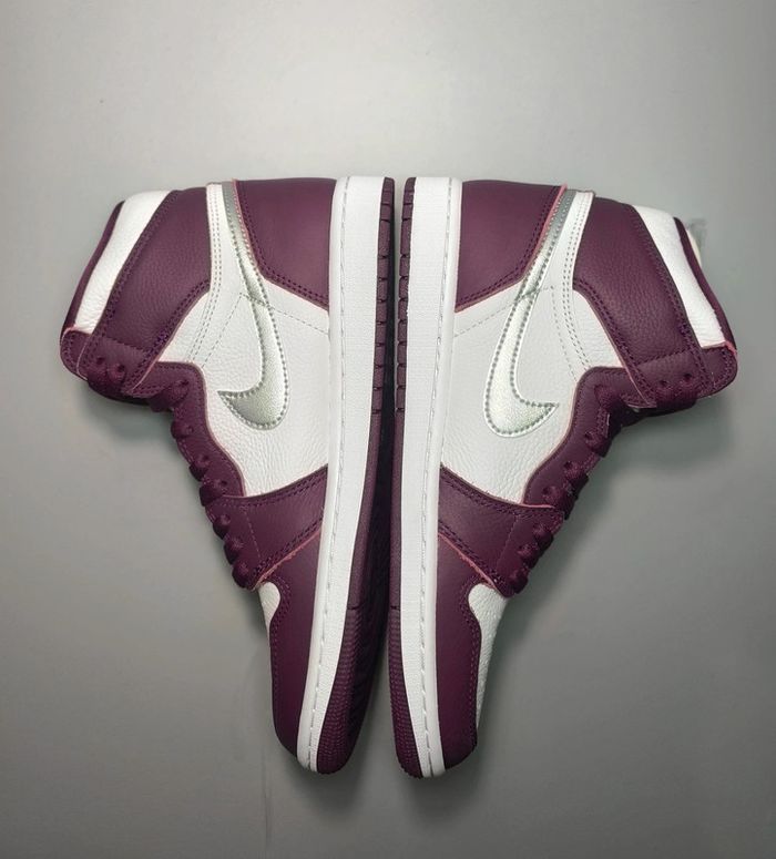 Baskets Jordan one mid blanches et bordeaux pointure 42 neuves avec boîte - photo numéro 4