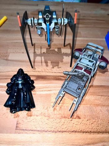Lot de vaisseaux et figurine star wars