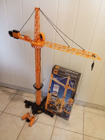Grande grue en jouet.