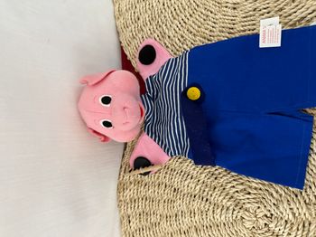 Marionnette cochon en salopette bleue 