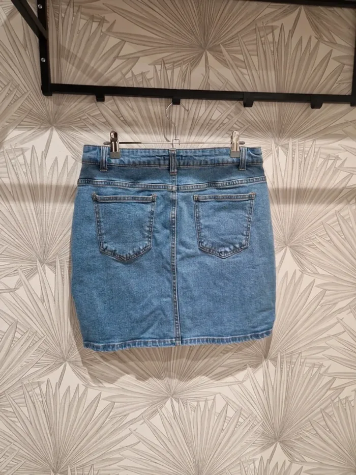 Jolie jupe en jean Kiabi taille 40 - photo numéro 2