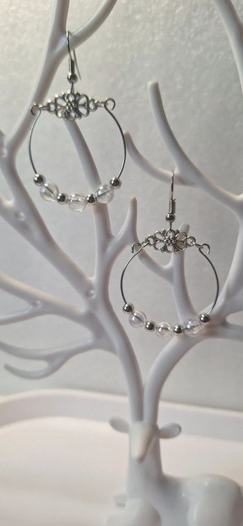 Petites paires de boucles d’oreilles faites main