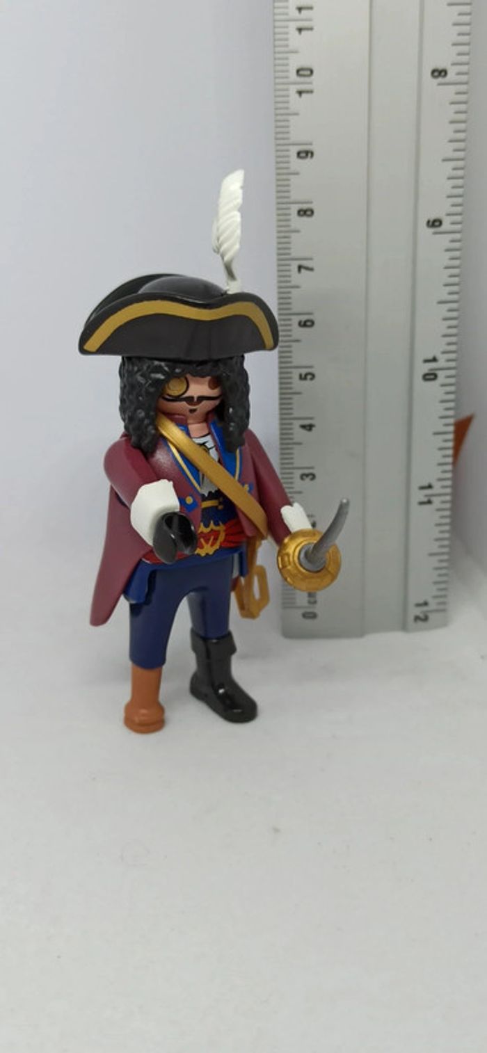 Homme pirate avec jambe de bois et cheveux frisés playmobil