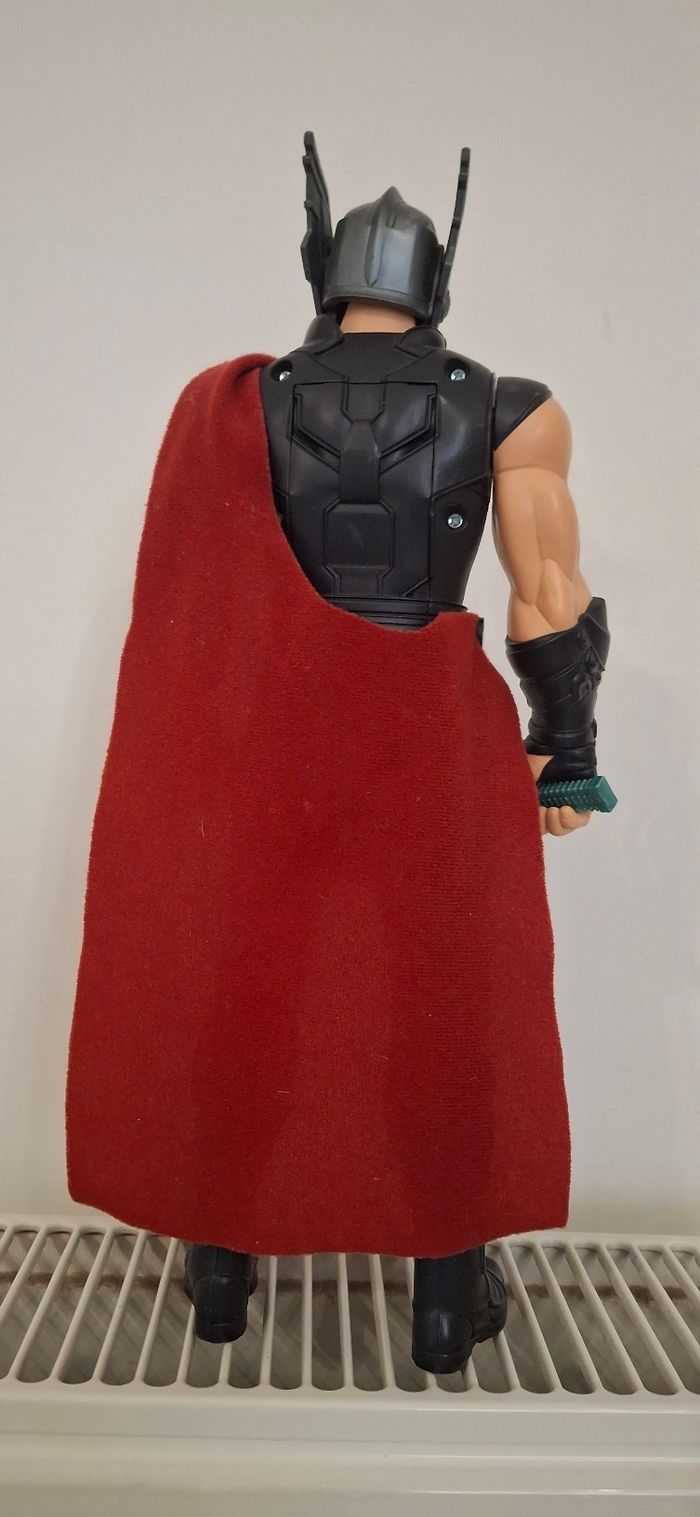 Figurine Marvel Thor Ragnarok 30 cm (parlante + épée + cape rouge) - photo numéro 2