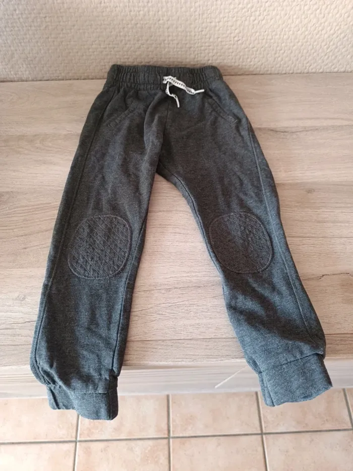 Jogging patch aux genoux Kiabi 36 mois 3 ans