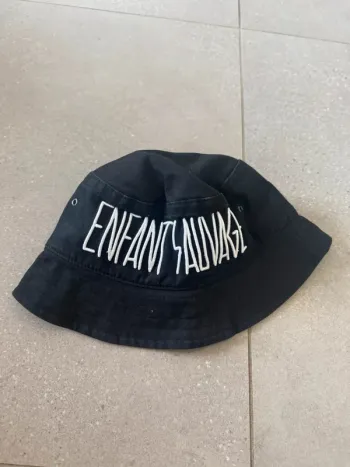 Bob noir Enfant Sauvage, taille unique, très bon état,