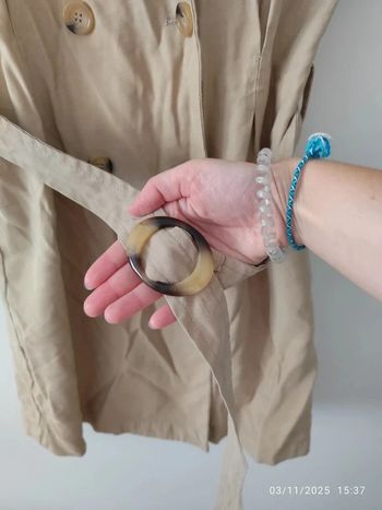 Vestido corto de color beige tipo gabardina de Mango