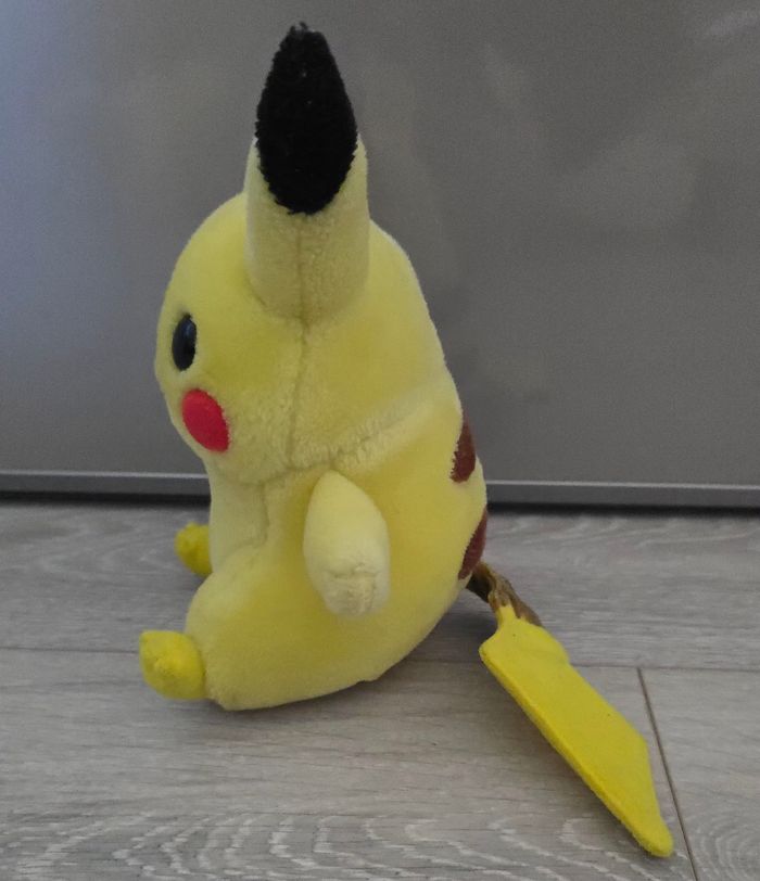 Peluche pokemon pikachu env 20 cm comme neuve - photo numéro 2