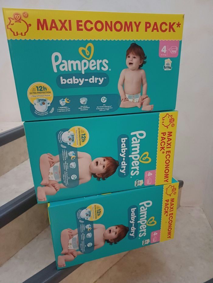 Lot de 3 cartons de couches pampers taille 4