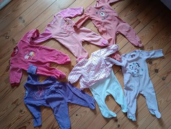 Lot fille 10 articles 12 mois pyjamas en très bon état