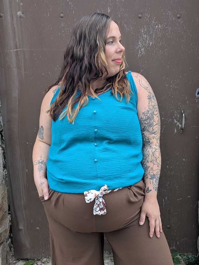 Top fluide Genève bleu canard col en V dentelle
TU curvy