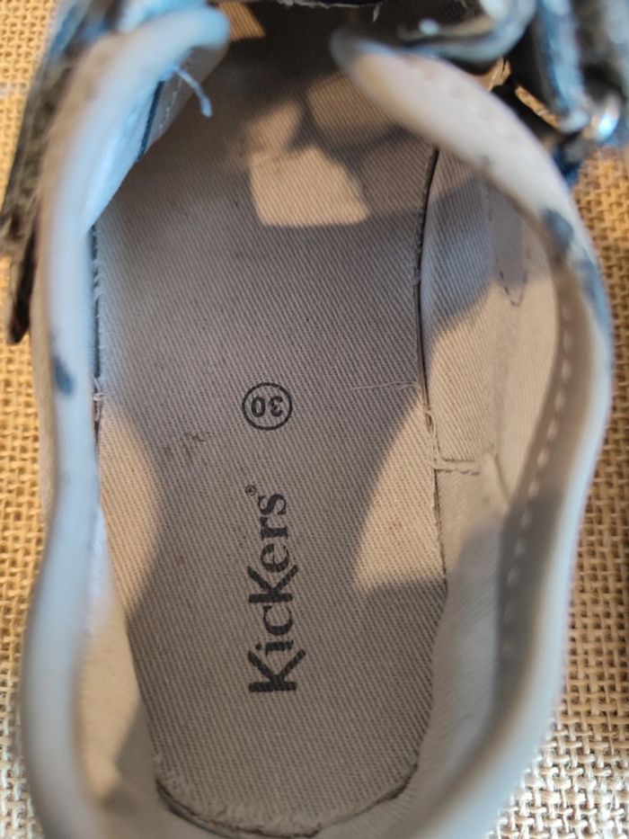 Sandales fermées / baskets ouvertes à scratch Kickers en 30 - photo numéro 5