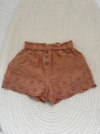 Short marron à motif