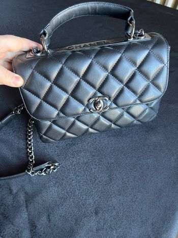 San femme à bandoulière