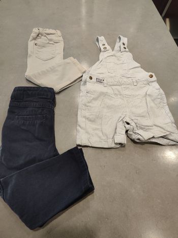 Lot 2 pantalons + 1 salopette courte – Taille 23 mois / 2 ans