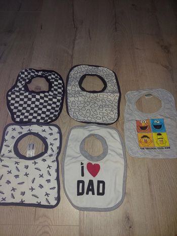 5 bavoirs en bon état