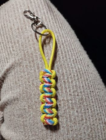 Porte clés en paracorde fait main jaune et multicolore