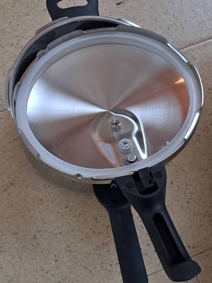 Cocotte-minute inox Tefal neuf - photo numéro 5