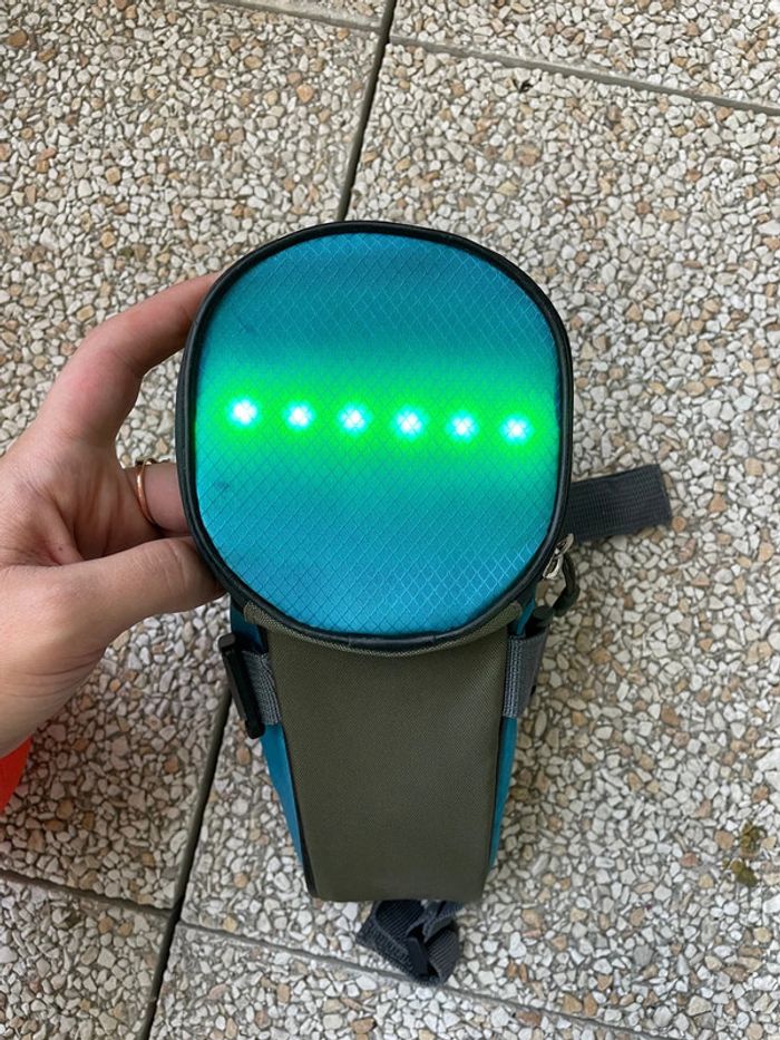 Pochette clignotante pour vélo ou trottinette - photo numéro 2